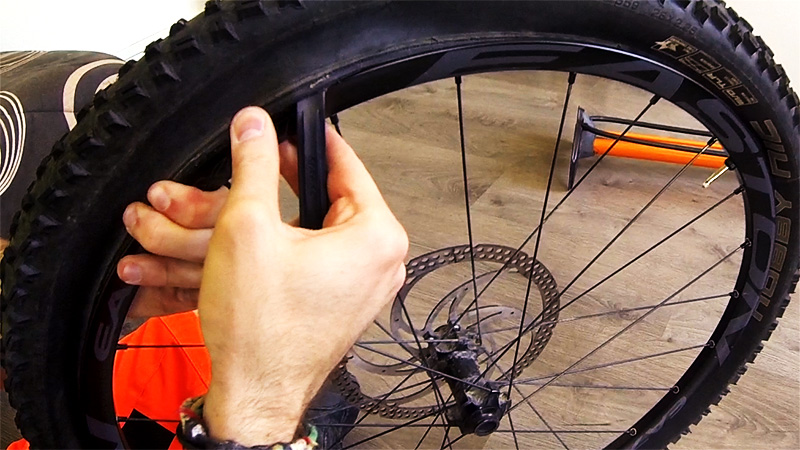 Montage pneu tubeless vtt : les conseils pro pour une meilleure étanchéité